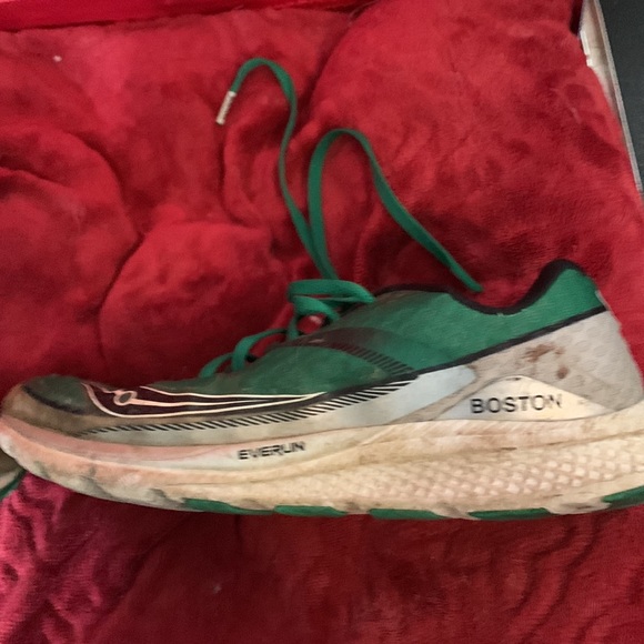 Used Men's Saucony Boston Everun running shoes. Size 9.5 - Picture 2 of 6